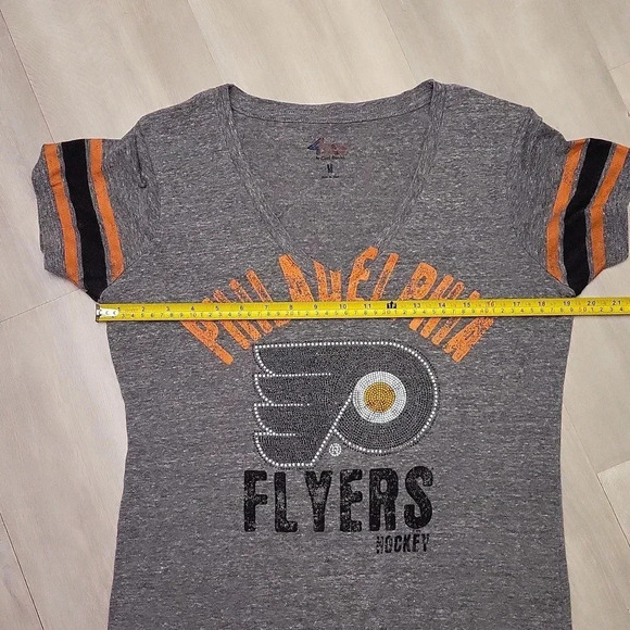🛍4 Her Philadelphia Flyers Grey V Neck Rhinestone Short Sleeve‎ Tee Womens M - Picture 7 of 7